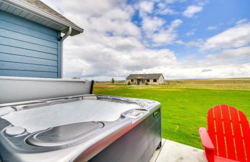 Sleek Red Lodge Home Rental with Private Hot Tub! - Foto 2