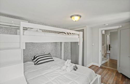 Charming 4BR with Private Patio and Historic Row Downtown - Foto 18