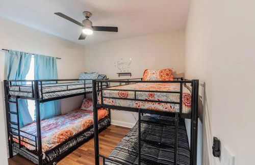 Modern 5BR with Full Kitchen, Game Room, Fenced Yard and BBQ Grill - Foto 26