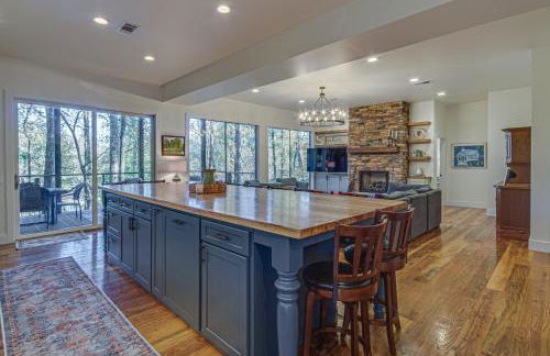 Waterfront Terry Home with 3 Decks and Hot Tub! - Foto 10