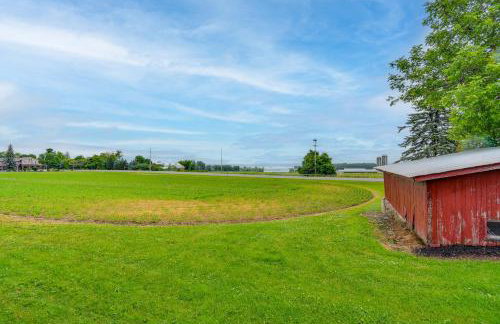Cozy New York Farmhouse with Porch, Grill and Fire Pit - Foto 7