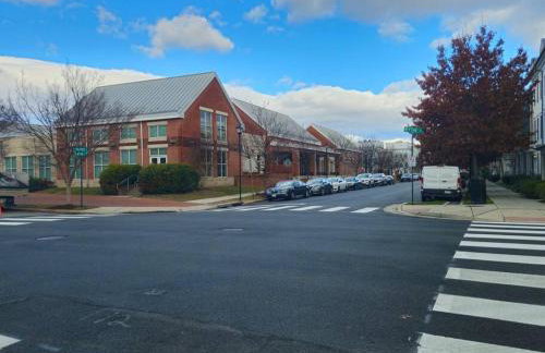 Book Now! 8-Min to Metro - King Bed- Old Town Central Retreat - Floyd's Freedom - - Foto 10