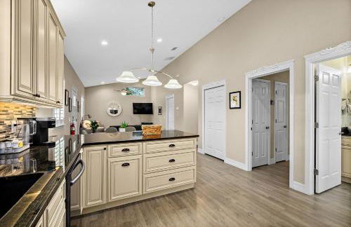 Citrus Hideaway - Steps to City Center - Photo 15