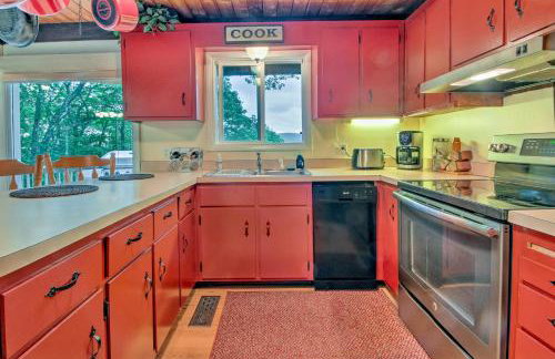 Conway Area Chalet with Mountain Views and Fire Pit! - Foto 9