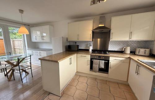 Contractors, Private Driveway for Multiple cars, Wifi, Long Stay - Photo 19