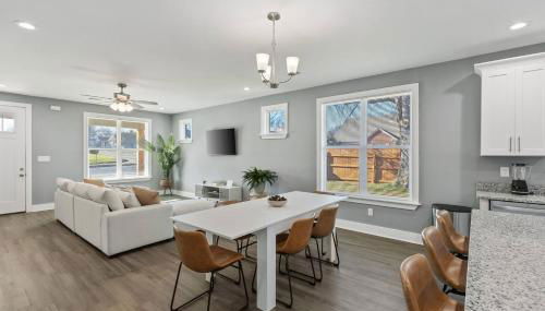 Gated Parking + Fire Pit | Near Zoo + Rhodes - Foto 3