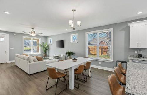 Gated Parking + Fire Pit | Near Zoo + Rhodes - Foto 3