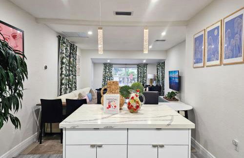 The Ruby - Hot Tub - King beds - Close to LMC - Foto 18