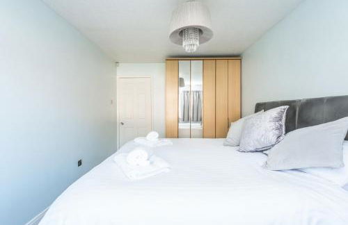 14 Acomb Wood Drive Peaceful 2-Bed Home in York with Free Parking - Pass the Keys - Photo 11