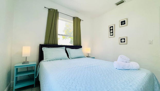 Modern 2-bedroom Retreat Near Beach Airport - Foto 5, Habitación