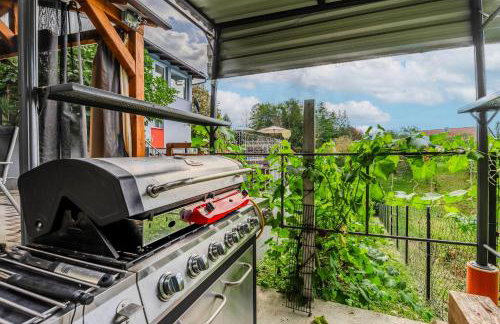 Riverside House with Pool and Hot Tub - Happy Rentals - Foto 6