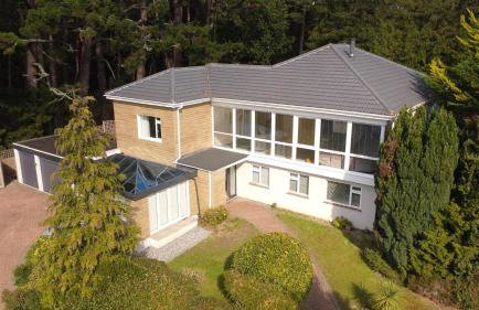 5 Bed House - Pool - Hot Tub - Sauna - Pool Table - Near New Forest and Beach - Sleeps 12 - Photo 1