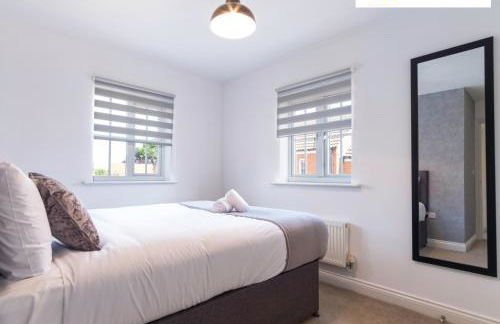 LONG STAYS 30pct OFF - Comfy 3 Bed House near City Centre - PS4 - PARKING By Klarok Short Lets & Serviced Accommodation - Photo 3
