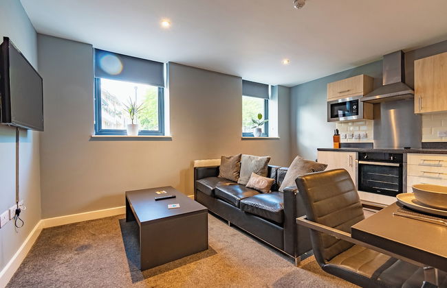 Two Bedroom Newcastle City Quayside Apartment - Photo 6