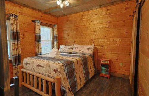 Rustic Modern Cabin with Hot Tub near rafting and Great Smokey Mountains - Foto 7