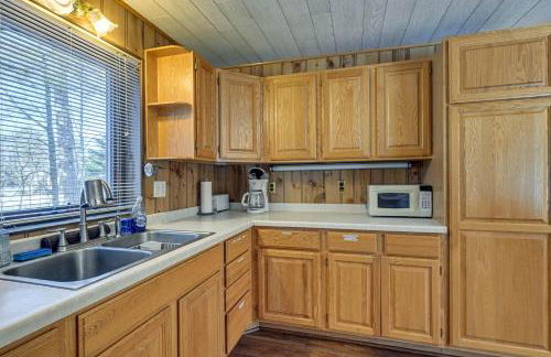 Lakefront Townsend Cabin with Fire Pit and Dock! - Foto 8