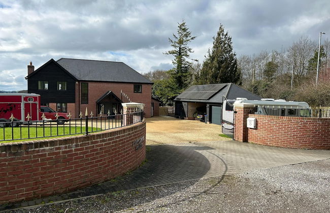 Romantic King Bed Countryside Couples Cabin - Photo 16