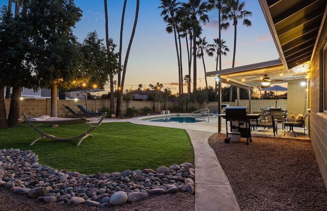 Modern and Stylish Remodeled 4 Bdrm w/ HTD Pool! - Foto 26