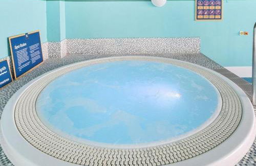 Spacious 6 Berth Caravan with Decking - Photo 17