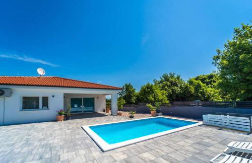 Villa Pavicini - with heated pool - Photo 20