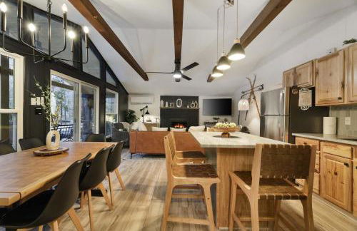 Evergreen Escape Hot Tub Firepit Resort Pool - Foto 11