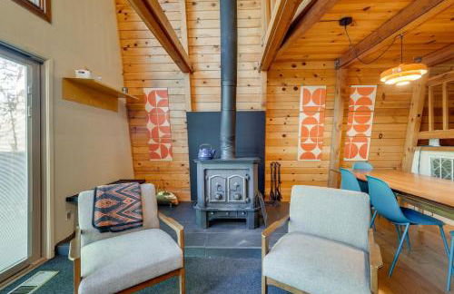 Charming Pinecrest Cabin with Private Deck - Foto 14