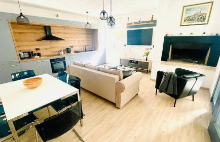 Modern Apartment with Fireplace & Stylish Kitchen - Photo 4