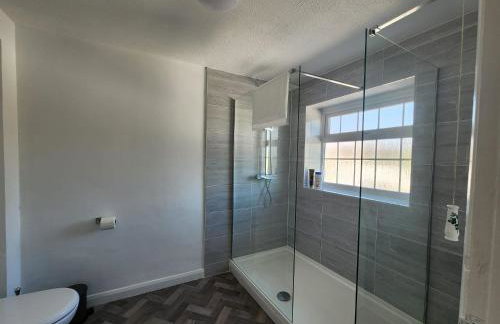 Kennedy Villa - 5 Bedroom House with Hot Tub, WiFi, Free parkings, Close to Bicester Village - Foto 10