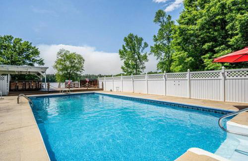 Ultimate Family Fun Lakehouse with pool and dock - Foto 3