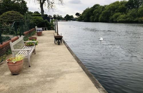 RIVER RETREAT- near Holloway U, Thorpe Park and Heathrow airport - Foto 49