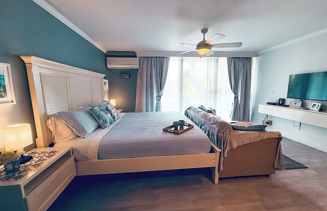 NEW Stunning Beachfront Condo at the Coral Beach - Foto 6