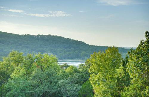 Hot Tub and Fire Pit! Lake-View Home in Blue Eye - Foto 26