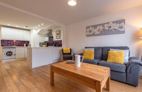 Cosy & Bright 2 Bedroom Apartment in Newbury Town Centre - SLEEPS 7 - Foto 4