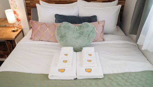 Coast PalmTree Yard 2BR Block from Beach - Photo 2, Room