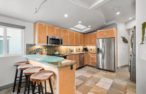 Stunning Oceanfront Boardwalk Condo - Spa, Steps2Beach, Parking & Fast Wifi! - Foto 27