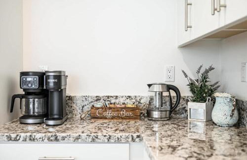 Spacious 5BR Getaway w Game Room & Modern Comfort - Photo 29