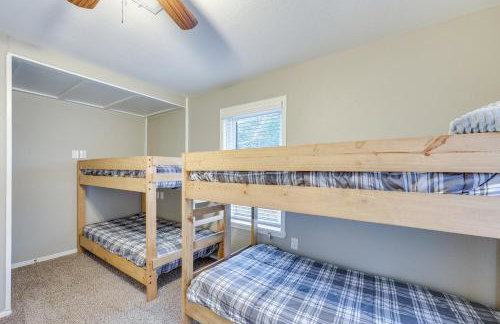 Deck and Views Spacious Lake House Escape - Foto 24