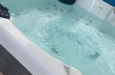 Sunset Retreat Cabin, Private Hot Tub with Mini Cinema Projector & Garden views - Foto 49