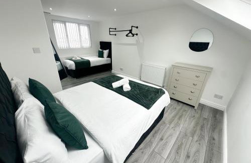 Central Location Liverpool, Modern Home, 4 BR, Sleeps 9, Free Parking - Foto 44