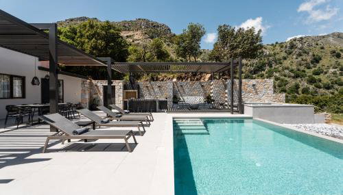 Eumelia Iconic Villa, with Heated Pool & Whirlpool, By ThinkVilla - Foto 2, sunbed