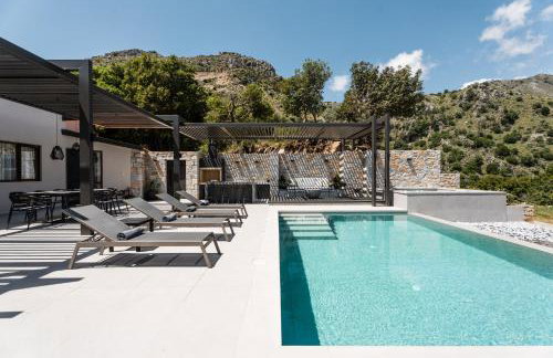 Eumelia Iconic Villa, with Heated Pool & Whirlpool, By ThinkVilla - Foto 2