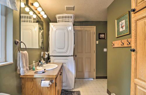 Riverfront Hungry Horse House with Large Deck! - Foto 15