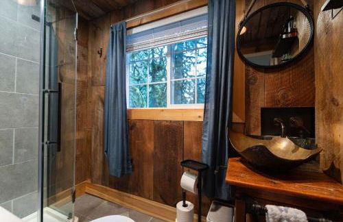 Secluded Forest Cabin with Hot Tub and Private Waterfall - Foto 39