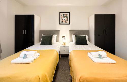 6-Bedroom Contractor House with 9 Beds - Managed by Your Lettings Short Lets & Serviced Accommodation Peterborough including Free Parking and WiFi and Netflix - Photo 6