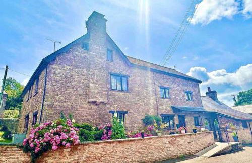 16th Century Farm House,6 Beds,5 BATHROOMS,SLEEPS 15,BBQ,HOT TUB,CINEMA ROOM WITH SURROUND SOUND,With Cymru Holidays - Foto 47