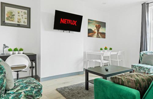 Stanion Luxurious 3 Bedroom Modern House Northamptonshire, Double, Twins, Single, Free Parking, Free Wi-Fi, Pets, Up to 8 Sleeps, 4 Smart TVs - Foto 2