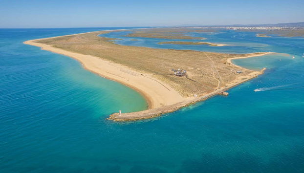 Vue aérienne sur l'île de Deserta et sa plage préservée