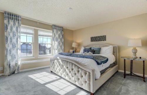 Deep Blue Spacious Escape w Hot Tub & Playground - Foto 28