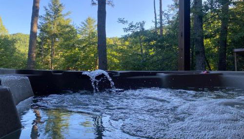 The cozy Lazy Laurel with year-round mountain views, hot tub, fire pit - Foto 3