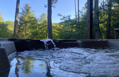 The cozy Lazy Laurel with year-round mountain views, hot tub, fire pit - Foto 3